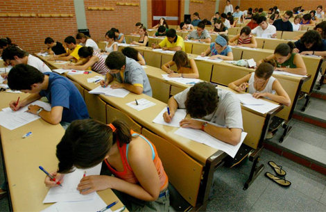 Alumnos durante un examen