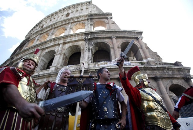 Actores disfrazados de soldados frente al Coliseo
