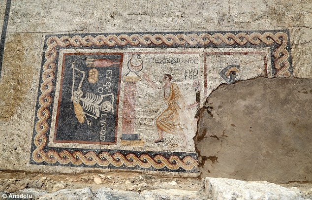 Escena completa del mosaico del esqueleto
