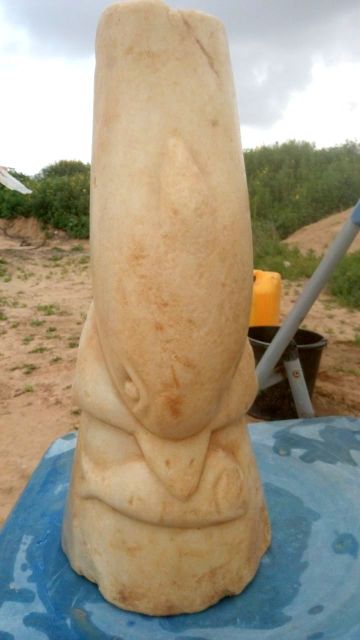 Escultura de un delfín hallada junto a la franja de Gaza