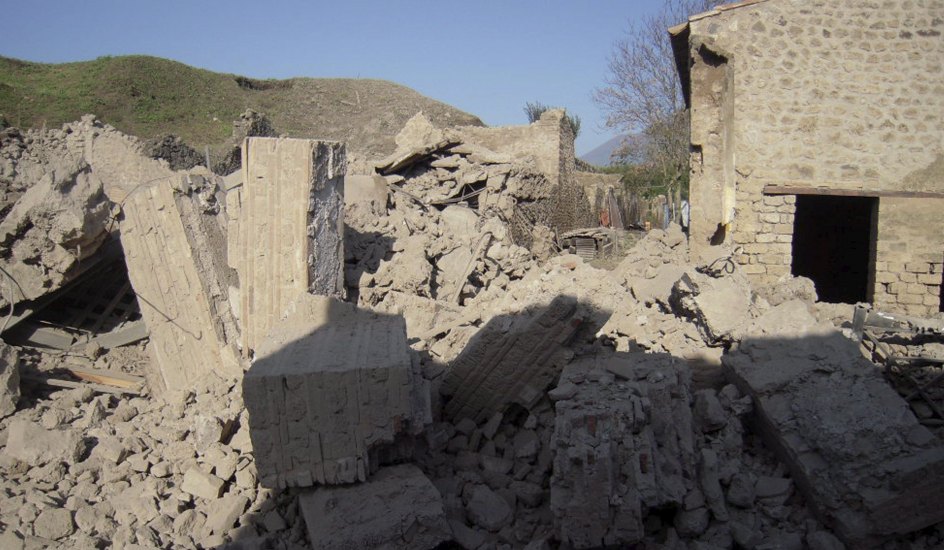 Restos de la Casa de los Gladiadores tras el derrumbe