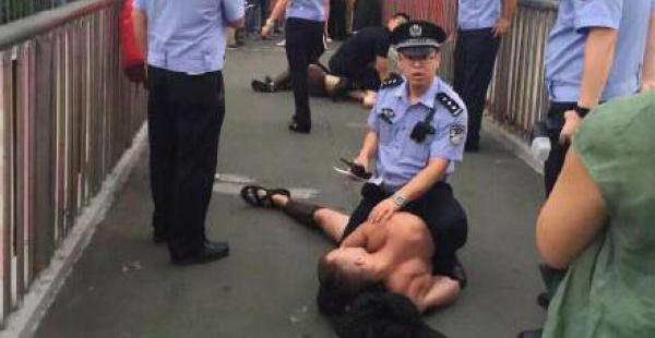 Un policía reduce a un "espartano"