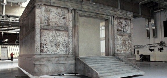 El Ara Pacis levantado en Tarragona, Ensayo de una de las representaciones en torno al Ara Pacis
