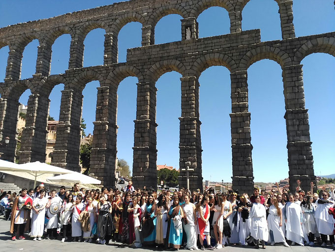 Fesfile triunfal bajo el acueducto de Segovia el 21 de abril