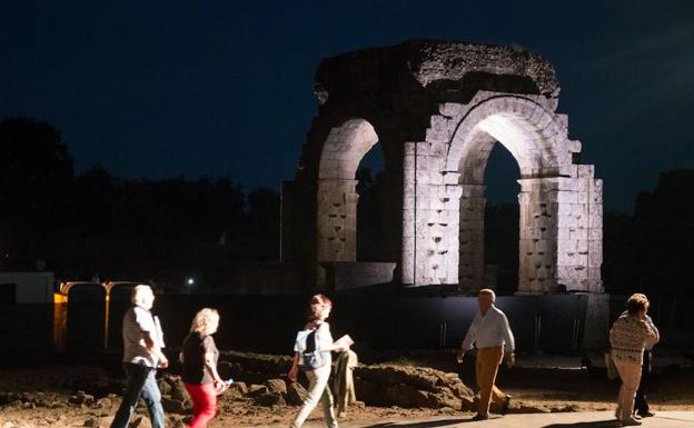Arco de Cáparra iluminado para el Festival de Teatro Clásico