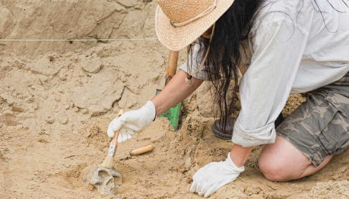 Arqueóloga trabajando en un yacimiento