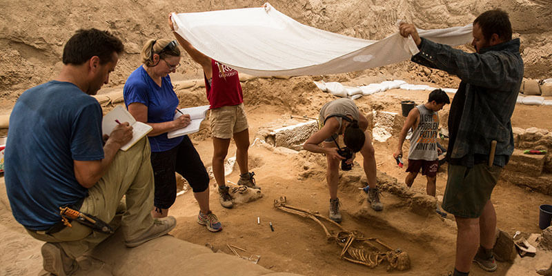 Arqueólogos durante una excavación
