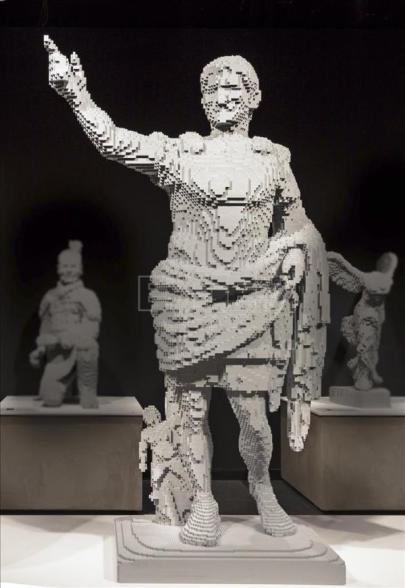 Escultura de Augusto realizada con piezas de juguete