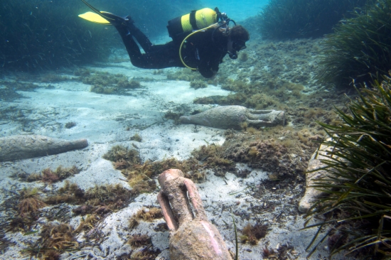 Copa de cristal hallada en el Aiguablava VI