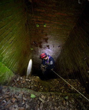 Un arqueólogo realiza un descenso a través de un tunel del Acqua Claudia en los terrenos del convento franciscano de Vicovaro (Filippo Monteforte, AFP) 