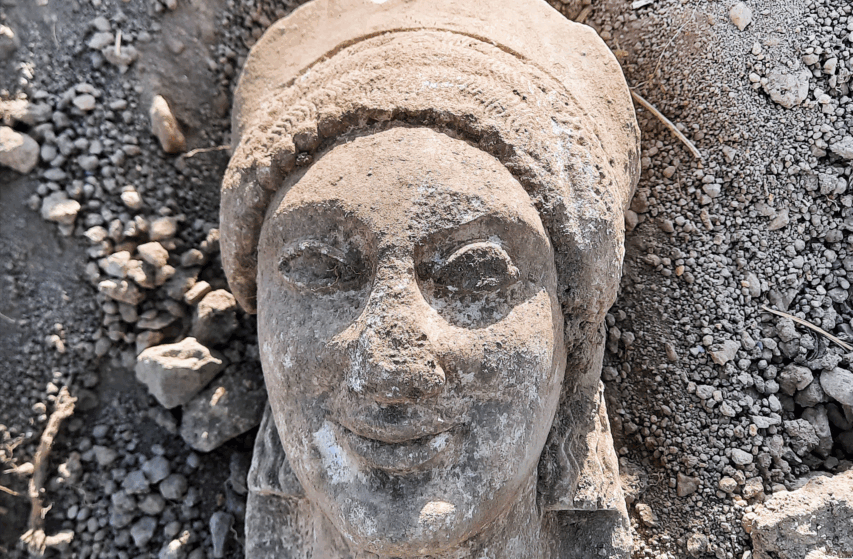 Cabeza de Kore griega encontrada en un templo de Vulci