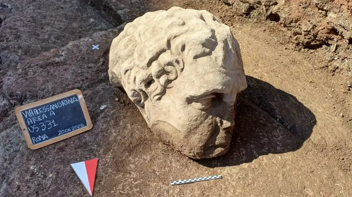 Cabeza de mármol hallada en el Foro de Trajano