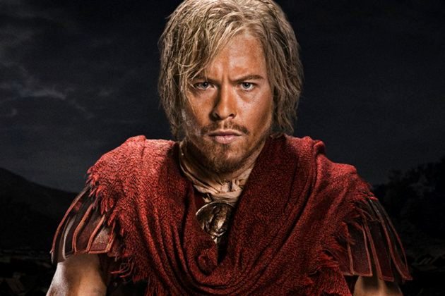 Todd Lasance caracterizado como Julio César