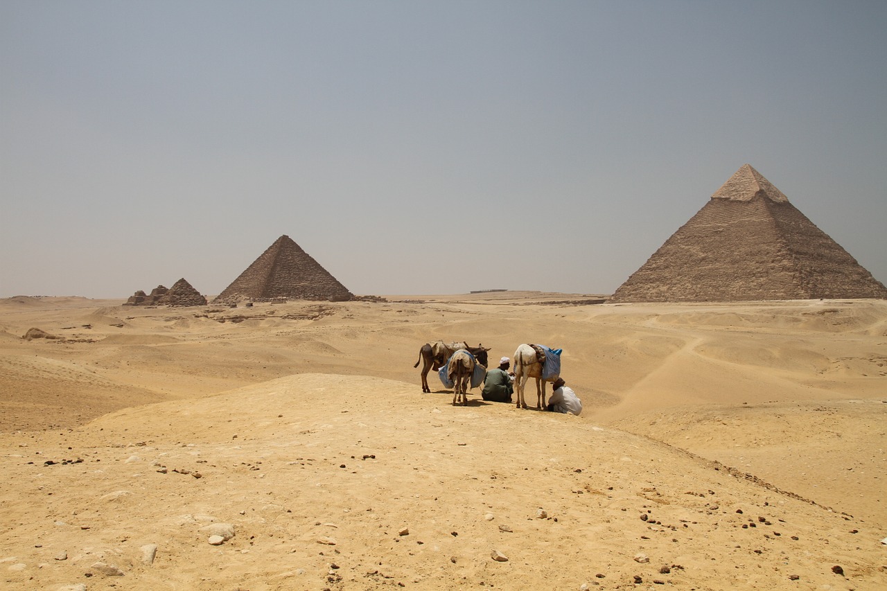 Pequeño grupo de viajeros en el desierto de El Cairo