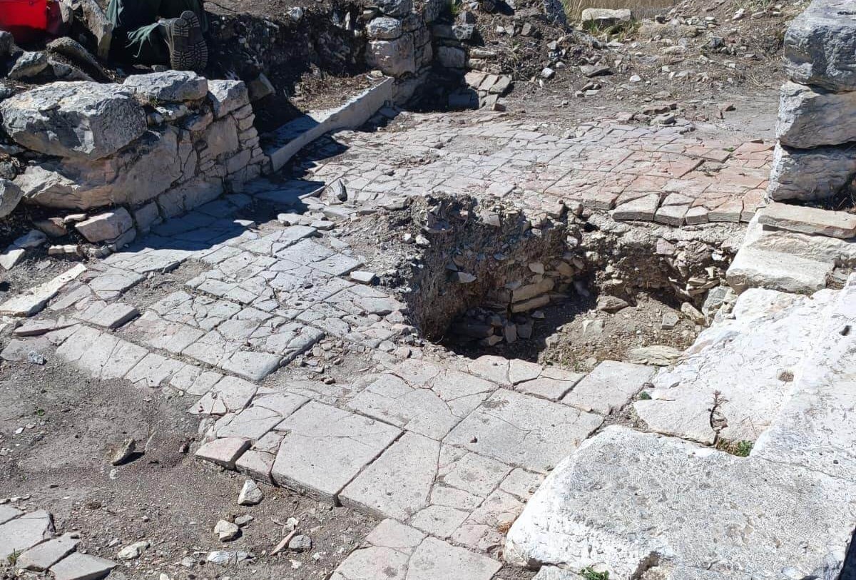 Restos de canalizaciones en la Casa del Navarca en Segesta