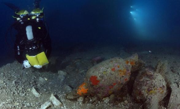 Arqueólogo subacuático durante una inmersión