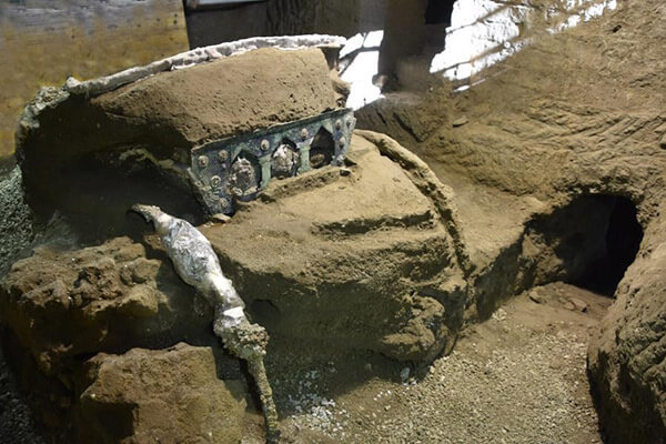 Restos del carro ceremonial hallado en Pompeya