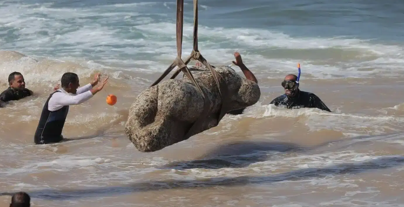 Una escultura de Canopo sale de las aguas