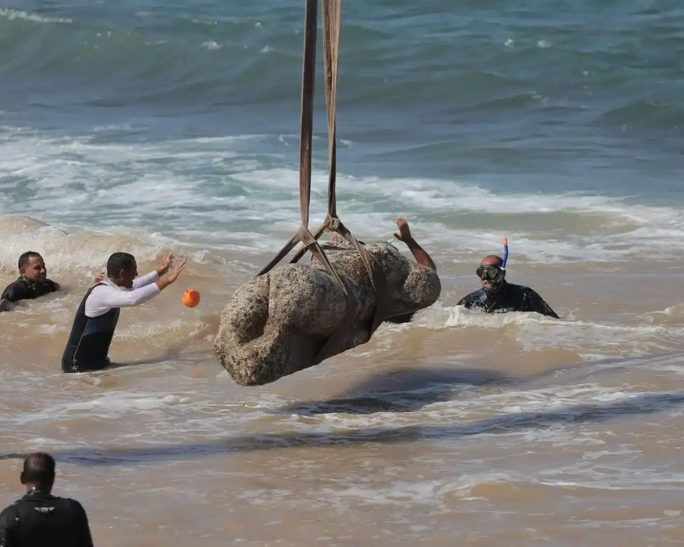 Escultura de Canopo emergiendo de las aguas