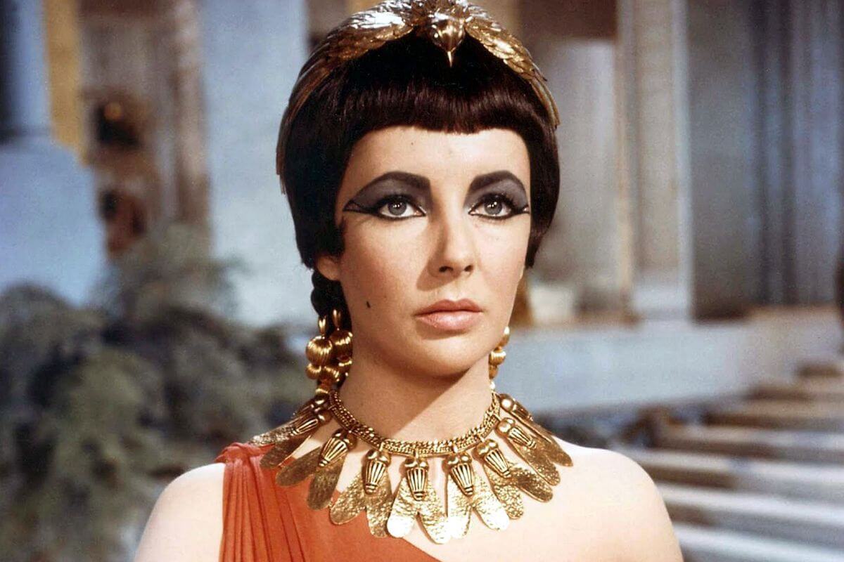 Elisabeth Taylor caracterizada como Cleopatra