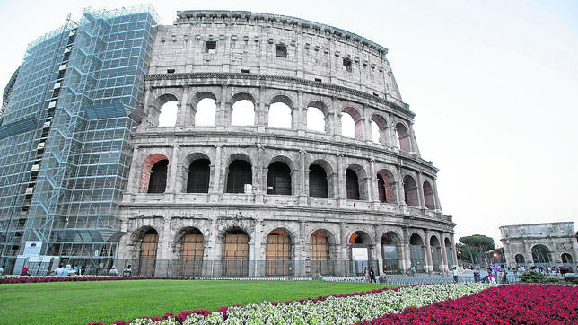 El Coliseo cubierto de andamios