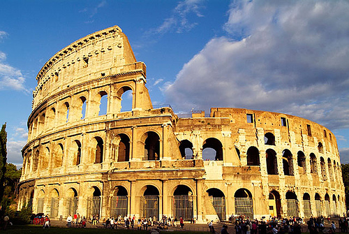 Fachada del Coliseo, en pleno proceso de limpieza