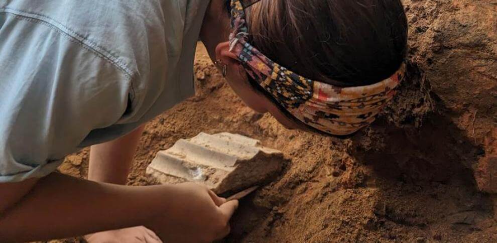 Arqueóloga trabajando en la columna hallada en Casas del Turuñuelo