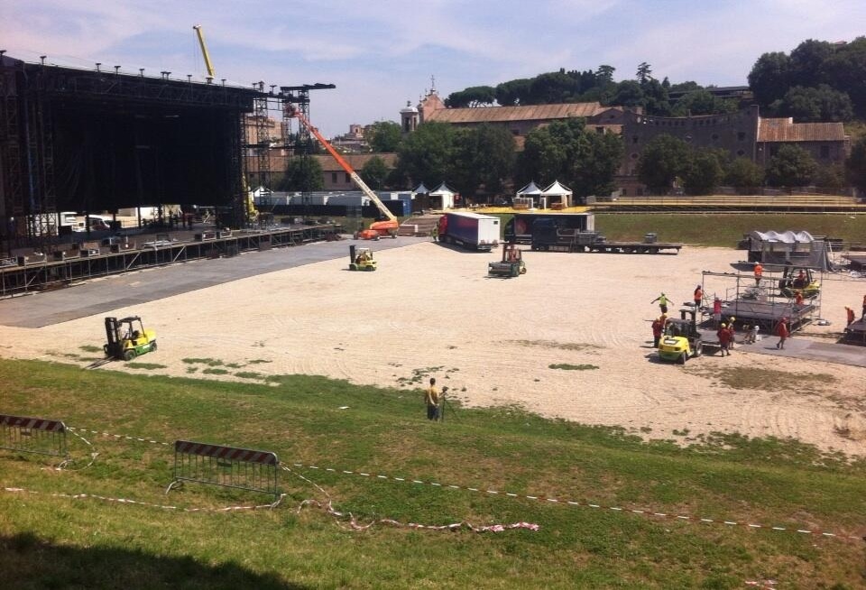 La explanada del Circo Máximo durante los preparativos del concierto, Un momento del concierto de los Rolling Stones