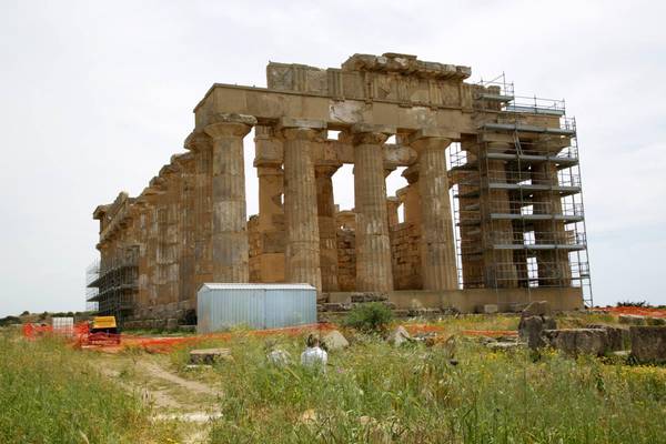 Uno de los templos de Selinunte en pleno proceso de restauración