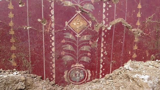 Restos de pintura en una de las paredes de la casa romana halada en Écija