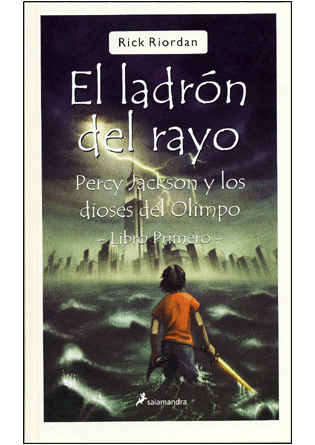 El ladrón del rayo, portada de la novela, Rick Riordan posa junto a uno de sus libros