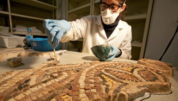 Mosaico de la Sagrera en plena restauración
