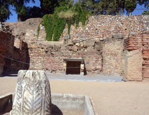 Aspecto actual del aula sacra, en el peristilo del Teatro Romano. BRÍGIDO