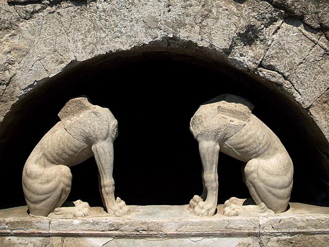 Las esfinges que guardan la entrada a la tumba, León colosal que podría haber coronado la tumba, Tumba hallada en Anfípolis, Visión de la entrada a la tumba