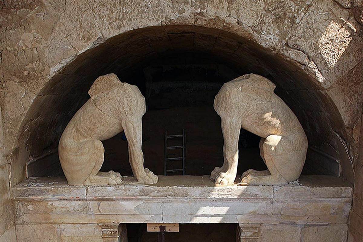 Esfinges que custodian la entrada de la tumba de Anfípolis