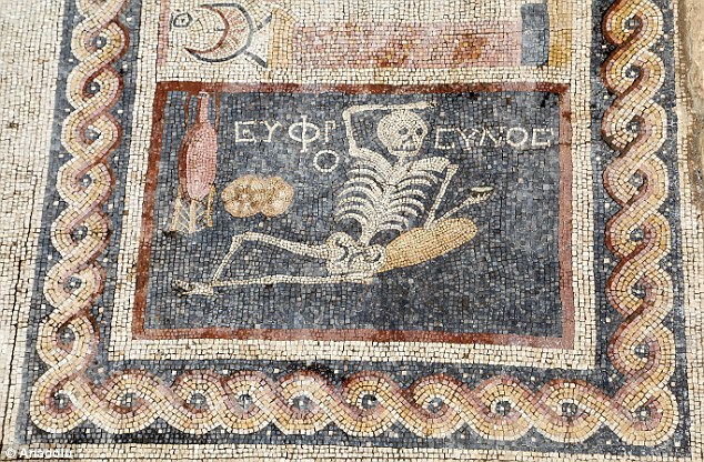 Escena completa del mosaico del esqueleto, Mosaico con un esqueleto hallado en Turquía