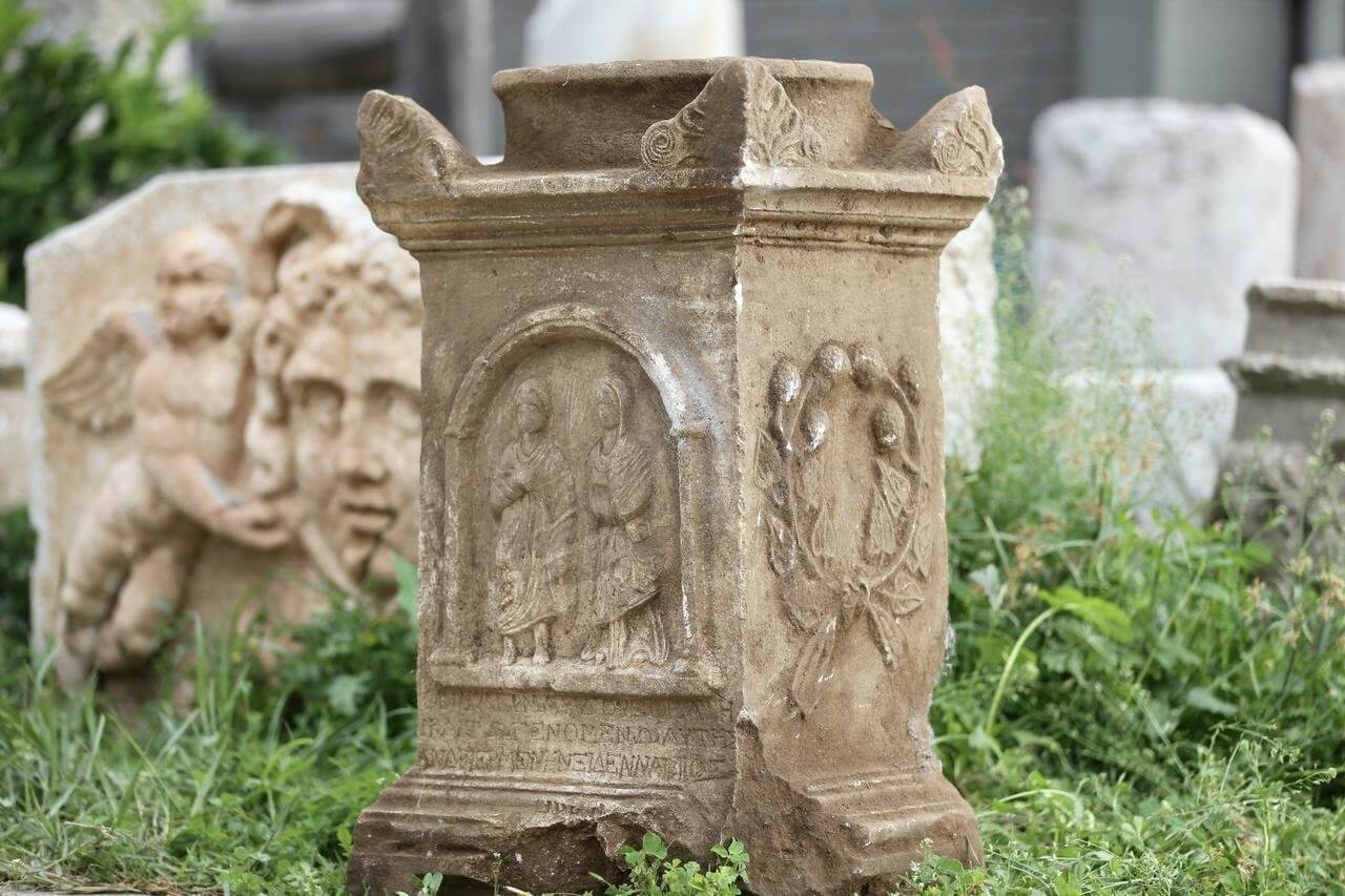 Estela funeraria hallada en Turquía por un pastor de cabras
