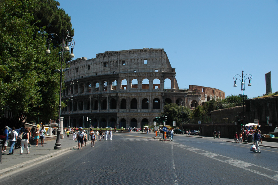 Via del Coliseo desde la Vía de los Foros Imperiales