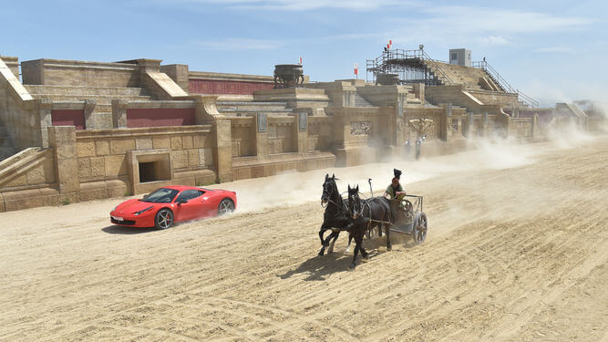 Un momento de la carrera entre la biga y el Ferrari