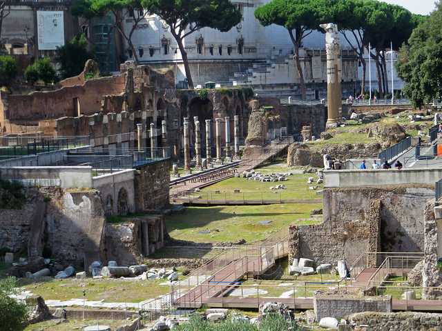 Rampa de acceso a los Foros Imperiales para personas con dificultades de movilidad