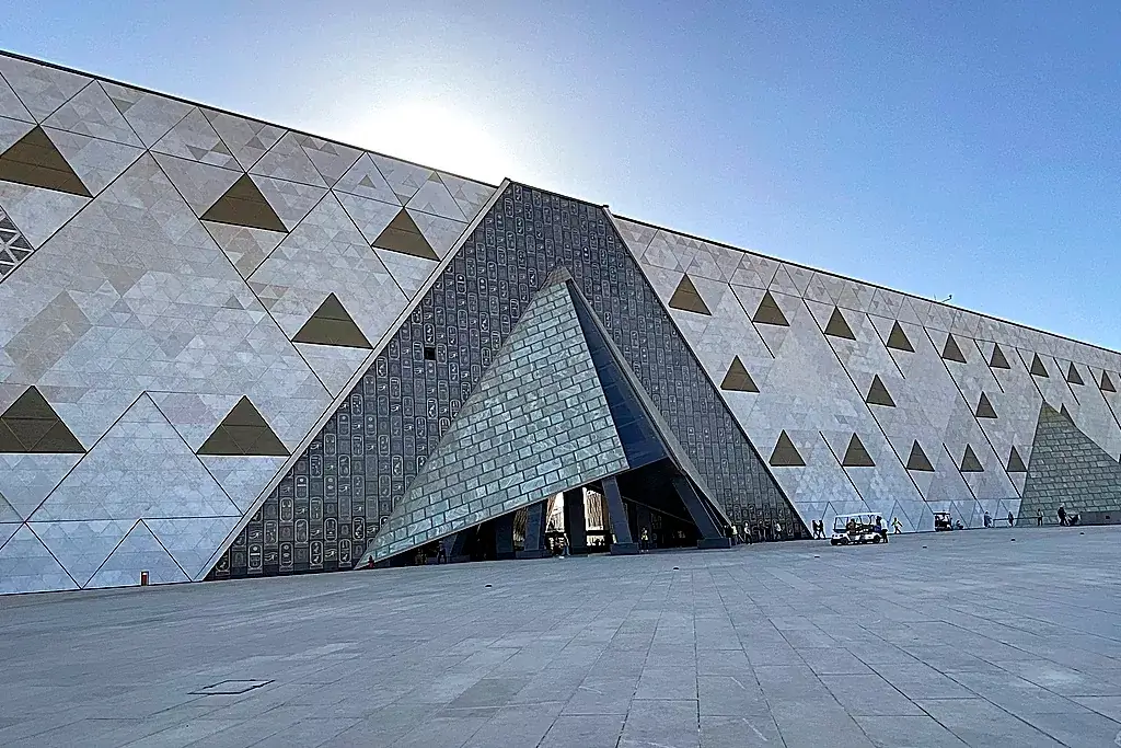Fachada del Gran Museo Egipcio de El Cairo