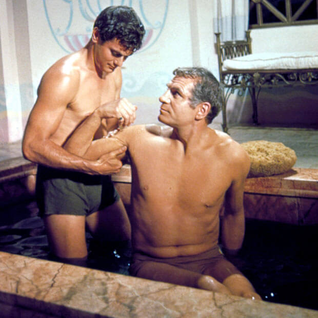 Amantes en un banquete, en una pintura etrusca de Preneste, Copa Warren, El emperador Adriano y Antinoo, una célebre pareja de amantes, Escena cargada de homoerotismo de la película Espartaco, Pareja besándose, Pareja de modernos legionarios besándose en Roma