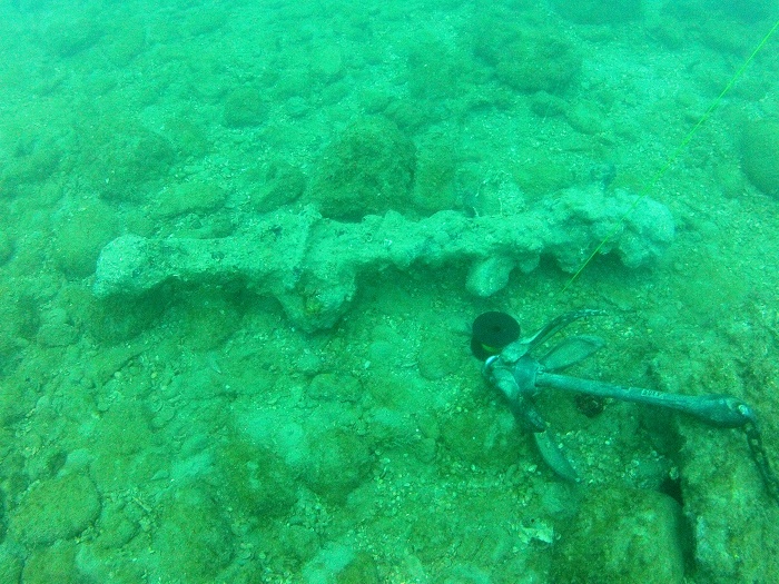 Espada y ancla encontradas en el fondo marino, cerca de Cullera