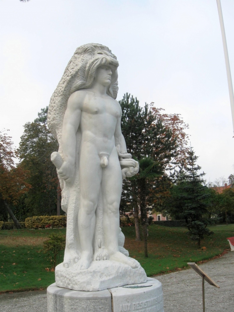 La estatua de Hércules en Arcachon