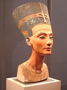 Busto de Nefertiti, Nefertiti en un sacrificio a Atón