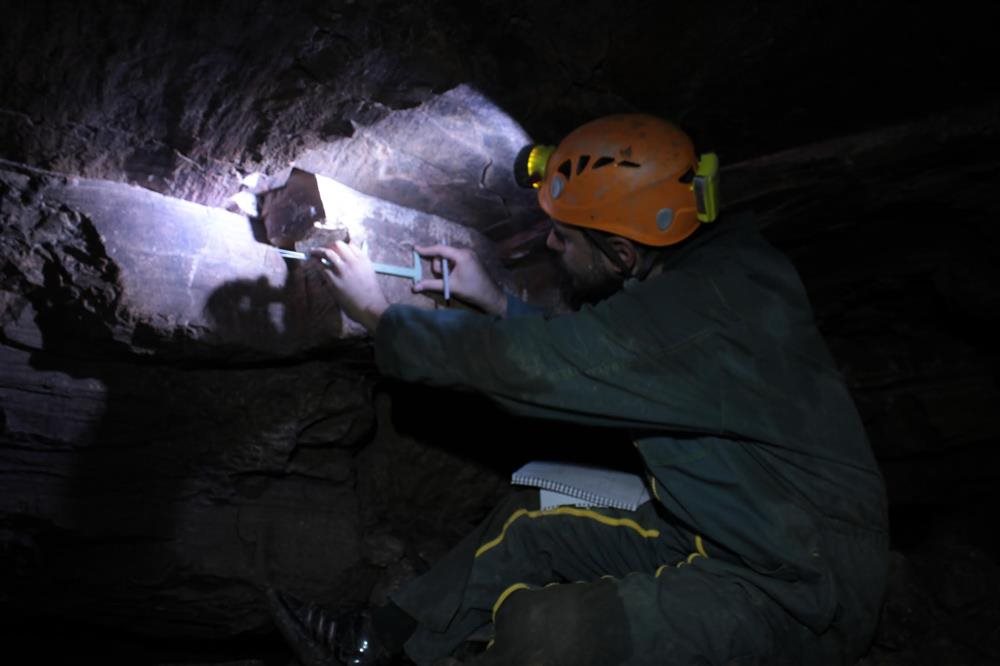 Arqueólogo trabajando en las minas de Thorikos
