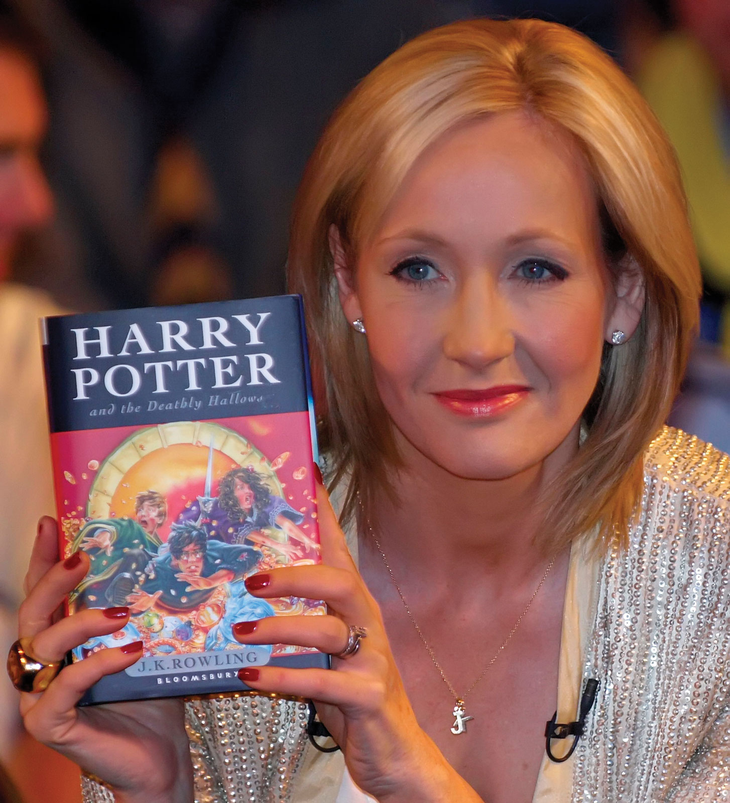 J.K. Rowling muestra uno de sus libros