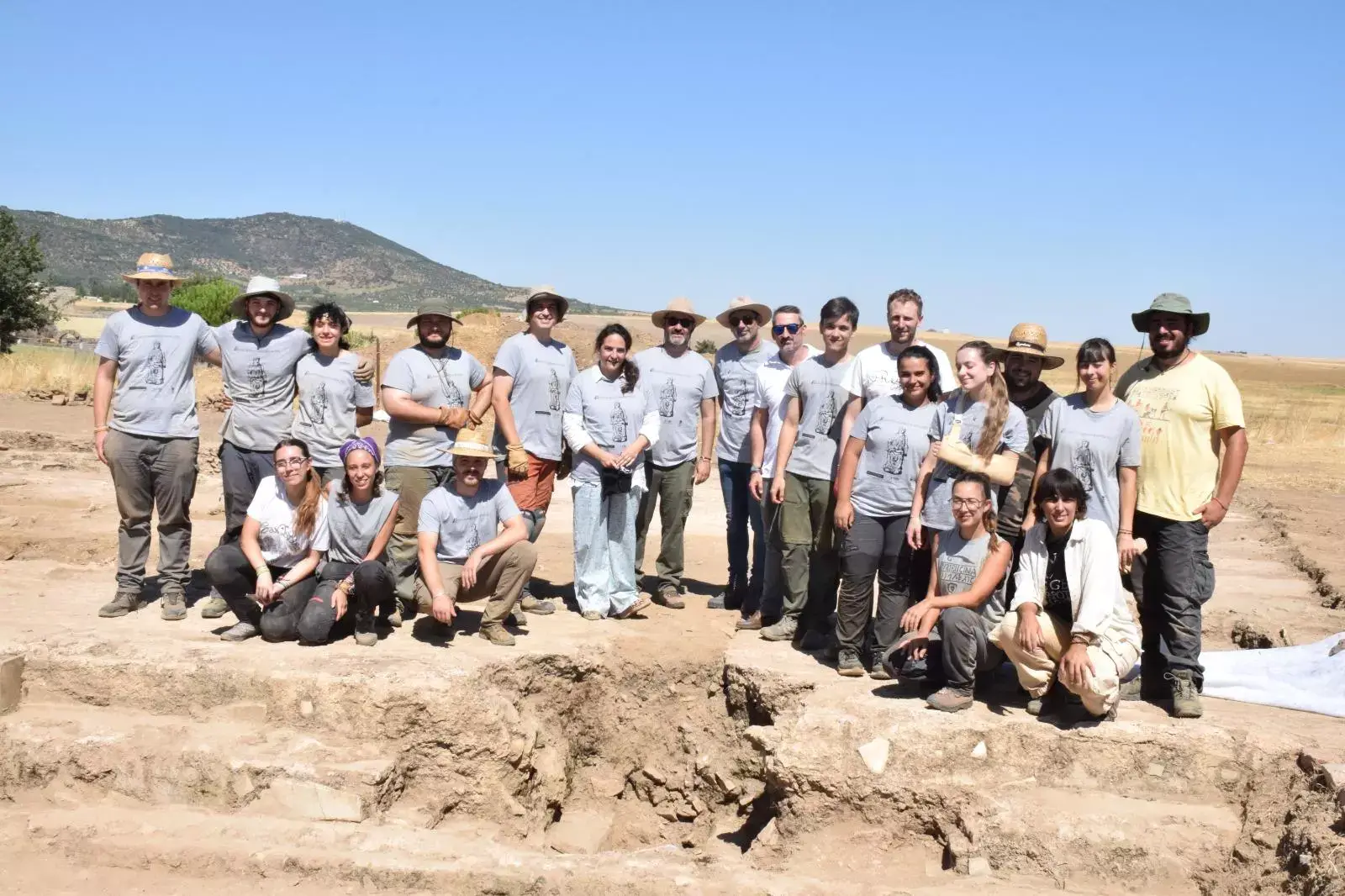 El grupo de jóvenes arqueólogos en el yacimiento de Regina Turdulorum