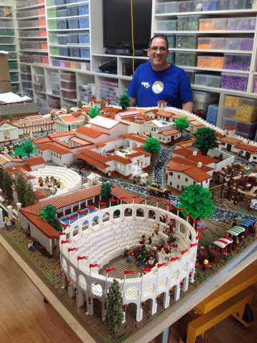 Ryan McNaught posa junto a su maqueta de Pompeya