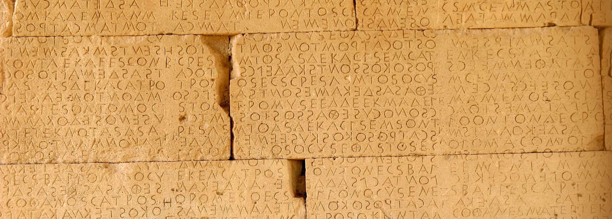 Fragmentos de las leyes de Gortina. Imagen de Wikipedia Commons